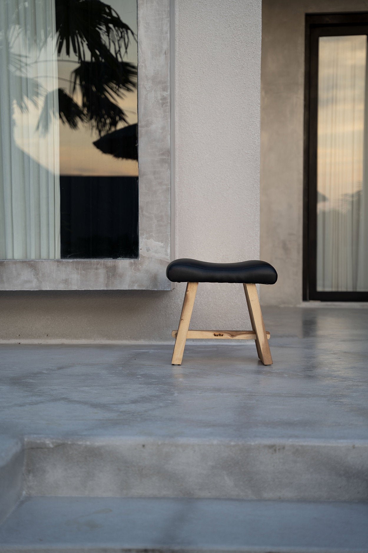 The Suar Stool with Leather - Natural Black_40